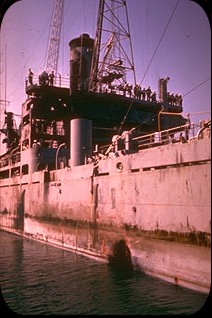 Vasul Liberty, dupa atacul israelian care a curmat vietile a 34 de soldati americani. Foto: U.S. Navy Archive