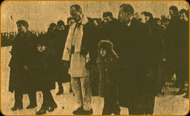 In urma carului, scumpii copilasi orfani, Mihaias si Gabriela, tinuti de mani de membrii ai familiei. Greu lovita mama vaduva, nu se vede langa copilasi, caci sleita de puteri, n'a putut iesi intru intampinarea sotului ce se intorcea "acasa" cum ea n'a visat si nu-si putea inchipui...