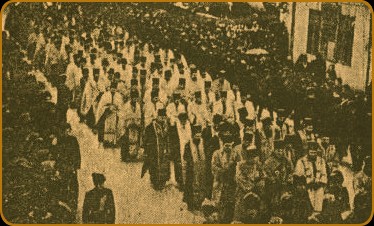 Maretul convoi de preoti care au grabit a intampina la gara sicriele celor doi mucenici ai lui Hristos, mergand, peste 300 insi, inaintea carului cu eroii...