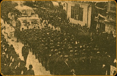 Carul mortuar, inalt, de se vedea peste toata multimea pana departe, - tras de 120 de legionari in randuri de cate 8, - ei dorind sa traga carul cu sicriele scumpilor camarazi... Pe de laturi, si sus pe car langa sicrie, si jos, ca paza, legionarii orastieni in albele lor costume...