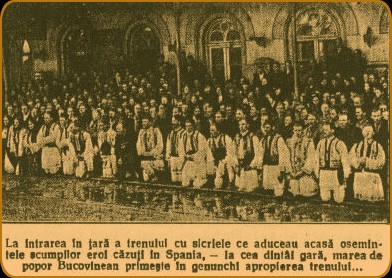 La intrarea in tar� a trenului cu sicriele ce aduceau acas� osemintele scumpilor eroi c�zuti in Spania, - la cea dint�i gar�, marea de popor Bucovinean primeste in genunchi apropierea trenului...