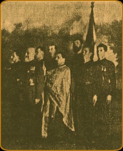 Solia plecat� in Spania: Ionel MOTA la dreapta Generalului CANTACUZINO, ca sirul 1 ; In sirul 2: Preotul I. DUMITRESCU in ornate bisericesti cu Sf. Cruce in m�n�, avAnd la dreapta pe dl Gh. CLIME; peste p�r. Dumitrescu, la spatele dlui Clime, e dl Nicolae TOTU ; in jurul steagulul national pe care l'au luat cu ei, se v�d : la dreapta steagului dl Banic� DOBRE (cu barb�), in fata steagulul Vasile MARIN si mai napoi Alexandru CANTACUZINO