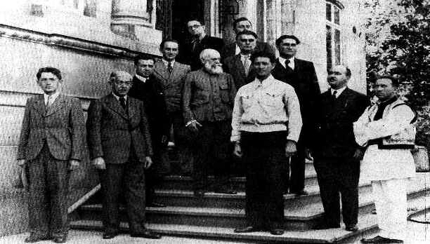 Corneliu Codreanu �mpreun� cu un grup de conduc�tori legionari la sediul legionar din Str.Gutenberg Nr. 3