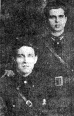 Emil Cioran (�n picioare) �mbr�cat �n c�mas� verde legionar�, al�turi de Corneliu Zelea Codreanu