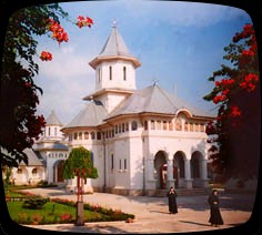 M&acirc;n&atilde;stirea Vladimiresti ast&atilde;zi, ref&atilde;cut&atilde; (Foto: Colin Shaw)