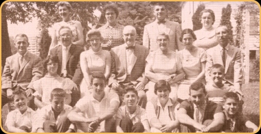 Nicolae Tecau si familia. Se numara printre primii abonati din America ai revistei "Pamantul Stramosesc"