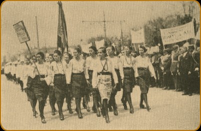 Studente nationaliste basarabene participante la una din s�rb�toririle Unirii Basarabiei si Bucovinei cu Tara Mum�. In frunte, Velican Maria (viitoarea sef� a Cet�tuilor Legionare din Chisin�u), arestat� si mai apoi asasinat� dup� invazia bolsevic� �n 1940; a doua din dreapta: Ioana Budacu; a treia din st�nga, Constanta Budacu (ambele surori si familia expediate in Siberia de unde nu s'au mai �ntors niciodat�); a doua, �n st�nga, Ecaterina Sabin (disp�rut� dup� invazia bolsevic�). Adnot�rile: V.Posteuc�.