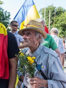 Un veteran de 91 de ani care a mers 20 de km pe jos alături de tinerii basarabeni...